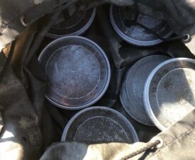 Житель Хабаровска нашел на дороге мешки с черной икрой и осетриной